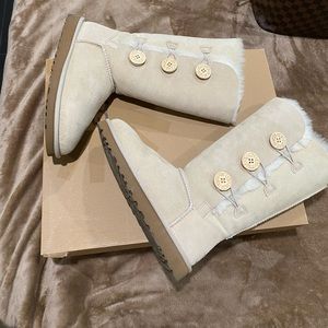 Authentic Bailey Ugg Button Triplet in Sand Color Size 7